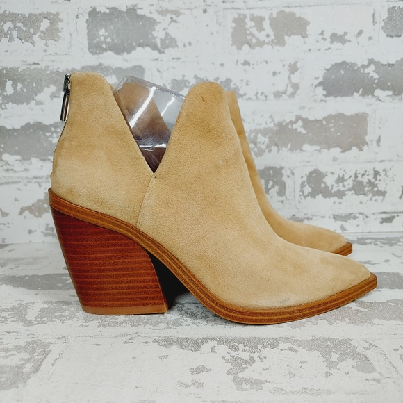 NEW Vince Camuto Gigietta Tan Suede Block Heel Pointed Toe Ankle Boots I41 - Picture 4 of 13